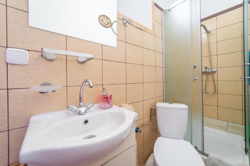 a bathroom with a sink and a toilet at Pokój od strony ulicy Kajki, Mikołajki in Mikołajki