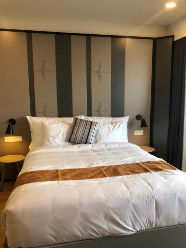 Ένα ή περισσότερα κρεβάτια σε δωμάτιο στο Phong Studio Khoáng Nóng 5 Sao-LynnTimes Thanh Thuy-