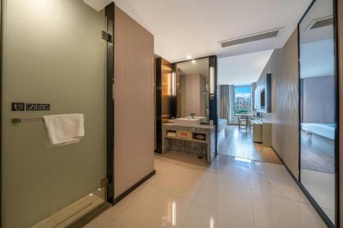 a large bathroom with a sink and a mirror at Echarm Hotel Taizhou International Convention and Exhibition Center 