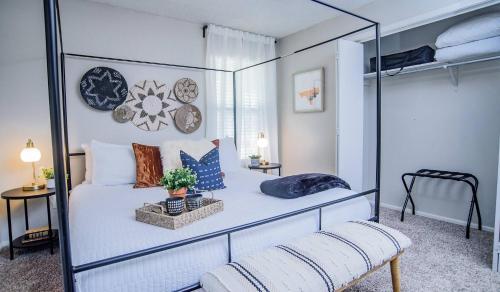 a bedroom with a white bed with a glass frame at Coffee Bar | Fast Wifi | 5 miles to Schlitterbahn in Schumannsville