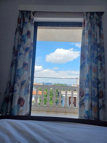 a window with a view of a balcony at Villa Mariza at Aianteio in Eantio