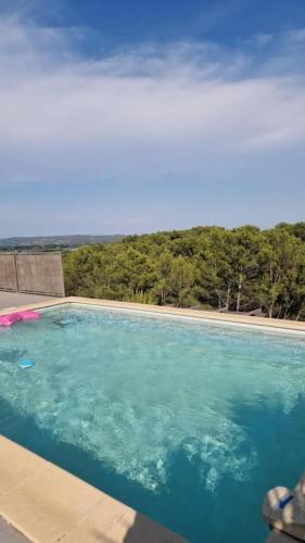 une piscine avec vue sur l'océan dans l'établissement La parenthèse, à Beaucaire