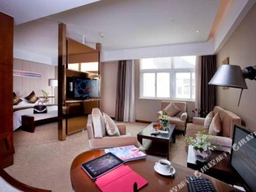 une chambre avec un salon dans l'établissement Shuguang Liting Hotel Ningbo, à Ningbo