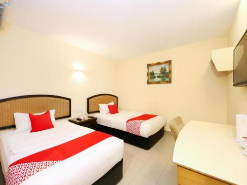 Giường trong phòng chung tại Super OYO 635 Seven Days Hotel