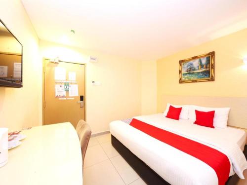 Giường trong phòng chung tại Super OYO 635 Seven Days Hotel