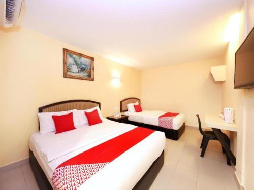 Giường trong phòng chung tại Super OYO 635 Seven Days Hotel