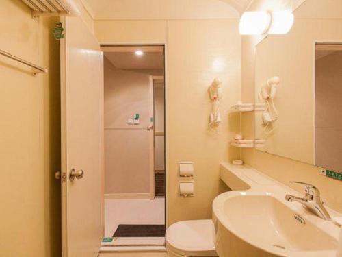 ein Badezimmer mit Waschbecken, Toilette und Dusche in der Unterkunft Jinjiang Inn Bengbu Huaihe Road in Bengbu