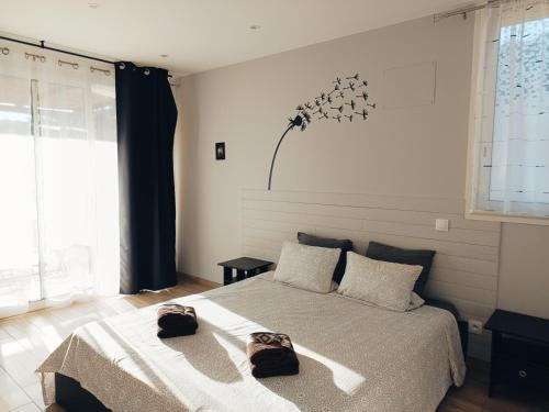 une chambre avec un lit avec deux chapeaux dessus dans l'établissement Suite indépendante - Le Romarin, à Peyruis