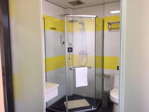 une salle de bain avec douche et toilettes dans l'établissement 7 Days Inn Tongren Jiangkou Fanjing Mountain National Park, à T'ung-jen