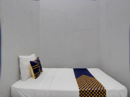 Кровать или кровати в номере Hotel O Galih Kost 1 Syariah