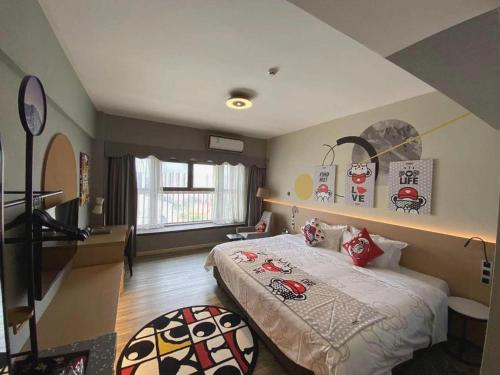 a bedroom with a large bed in a room at Imin Hotel in Huadu