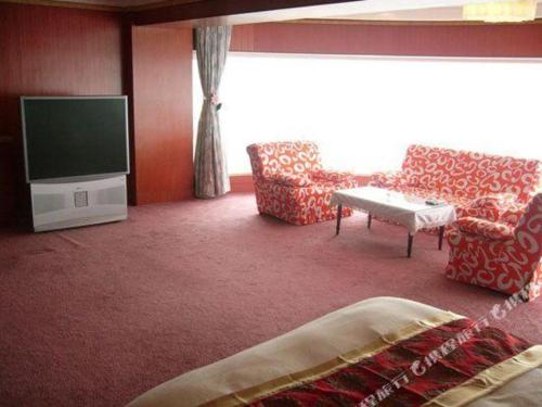 TV a/nebo společenská místnost v ubytování Qingdao Donghai Hotel