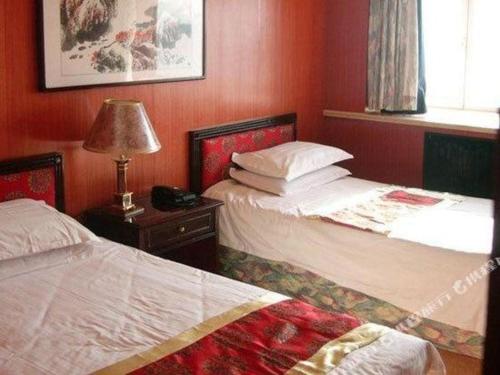 Postel nebo postele na pokoji v ubytování Qingdao Donghai Hotel