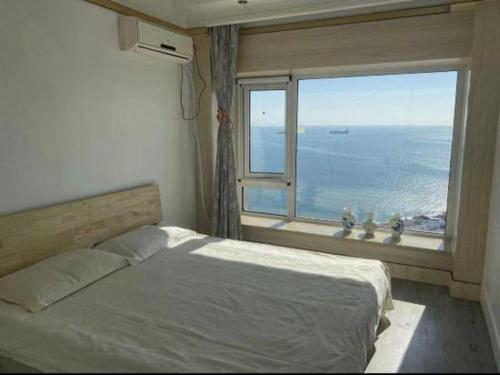 Postel nebo postele na pokoji v ubytování Qingdao Donghai Hotel