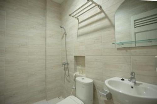 Un baño con ducha, inodoro y lavabo. en My Stay Semarang, en Semarang