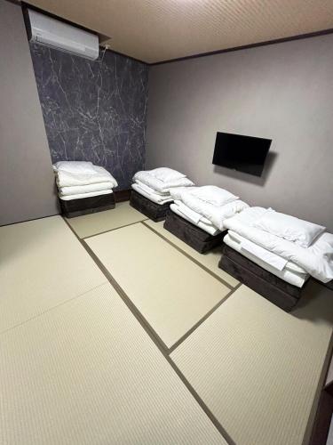 Una cama o camas en una habitación de ゲストハウス長浜