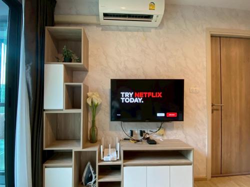Μια τηλεόραση ή/και κέντρο ψυχαγωγίας στο Sukhumvit Apt Pool&Gym Wi-fi Free bus to BTS
