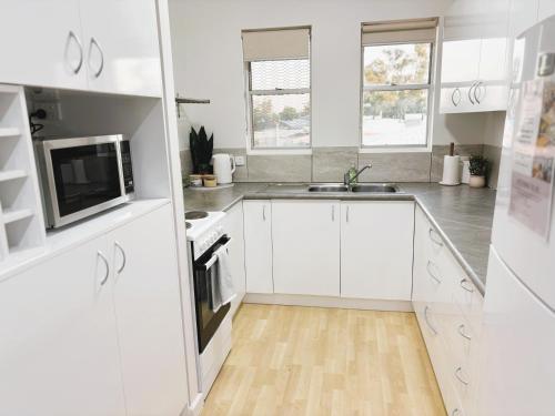 Η κουζίνα ή μικρή κουζίνα στο Stylish South Hedland Apartment