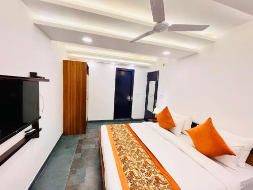 Μια τηλεόραση ή/και κέντρο ψυχαγωγίας στο Hotel Green Galaxy - Green Park South Delhi