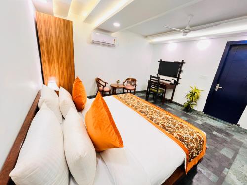 Μια τηλεόραση ή/και κέντρο ψυχαγωγίας στο Hotel Green Galaxy - Green Park South Delhi