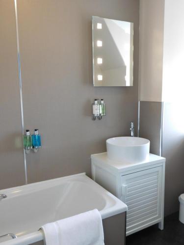 Cullen Bay Hotelにあるバスルーム