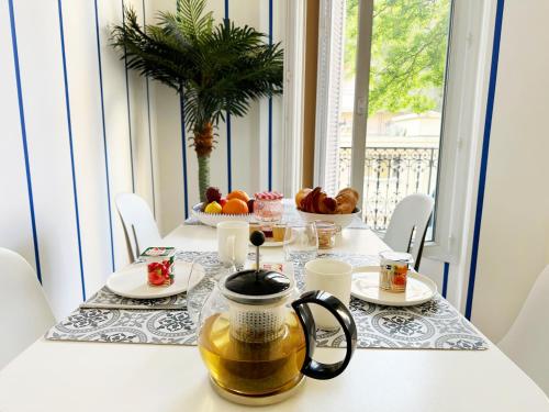 une table avec une théière sur une table dans une pièce dans l'établissement Dolce Cannes Riviera Cannes, à Cannes