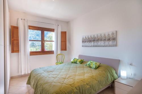 un dormitorio con una cama y una ventana en Appartamento Mountain View, en San Pantaleo