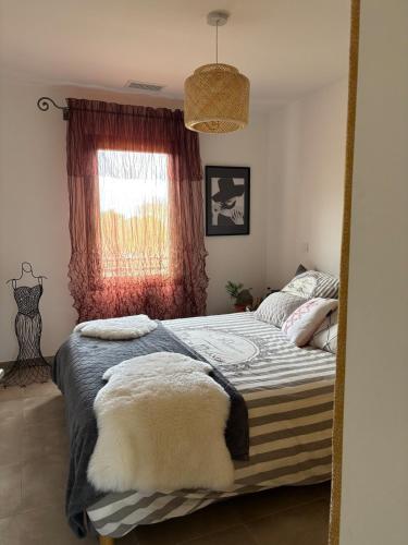 - un miroir réfléchissant le lit dans la chambre dans l'établissement Villa Between sea and scrubland, A9 Gallargues exit, à La Celle-sous-Gouzon