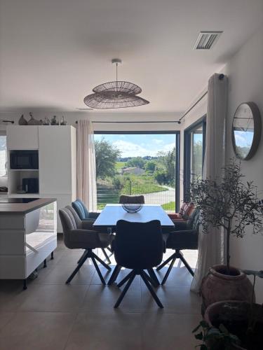 un salon avec une table bleue et des chaises dans l'établissement Villa Between sea and scrubland, A9 Gallargues exit, à La Celle-sous-Gouzon