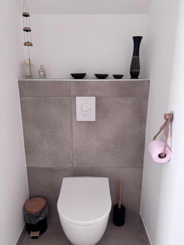 une salle de bain avec des toilettes blanches et deux cuvettes sur une étagère dans l'établissement Villa Between sea and scrubland, A9 Gallargues exit, à La Celle-sous-Gouzon