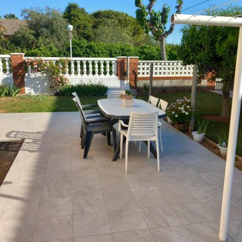 a patio with a table and chairs and a fence at Чалет у Татьяны здаётся один этаж 175кв м in Salou