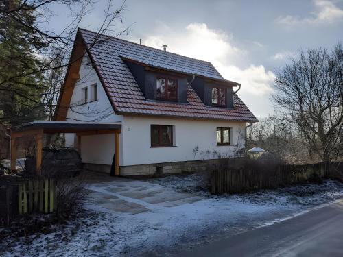 a white house with two windows and a roof at Ahlberg Ferienhaus in Mariendorf