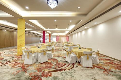 FlxHo Cyber One - Hotel And Banquet- DLF Cyber Cityにあるレストランまたは飲食店