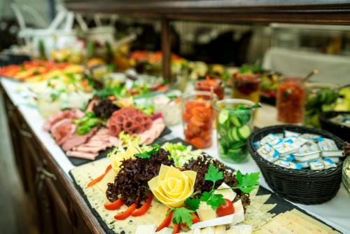 un buffet avec de nombreux types d'aliments différents sur une table dans l'établissement Maisonette-Apartment An der Frauenkirche, à Dresde