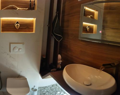 Un baño de Kesane