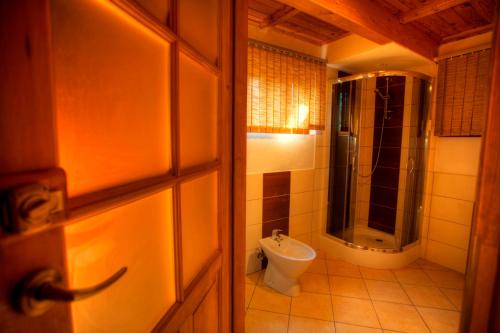 Phòng tắm tại Dom z Bali Paweł nad jeziorem Tajty