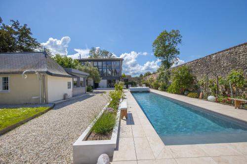 une piscine dans l'arrière-cour d'une maison dans l'établissement La Maison Des Vendangeurs Gte 2, à Lamarque
