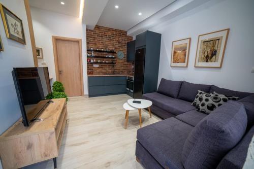 A rustic private cottage with 1 bedroom in center