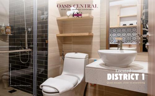 un baño con inodoro y lavabo en Oasis Central Residence & Hotel - Soho Residence, en Ho Chi Minh