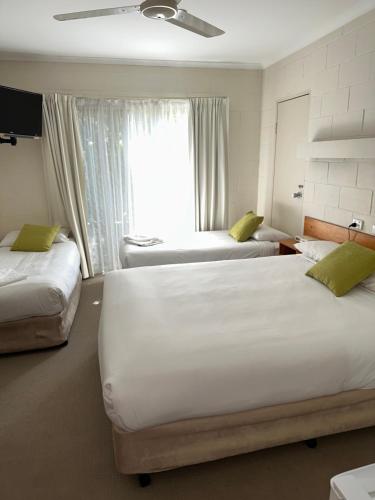 Postel nebo postele na pokoji v ubytování Corlette Palms Motor Inn