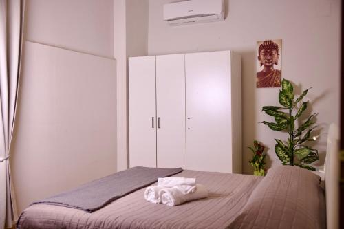 a bedroom with a bed with two towels on it at B&B Pozzilli in Pozzilli