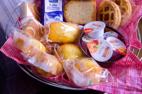a basket of food with fruit and bread and eggs at B&B Pozzilli in Pozzilli