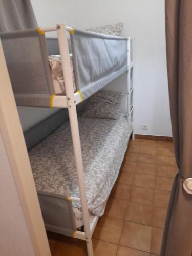 - un ensemble de lits superposés dans une chambre dans l'établissement Terre et mer, à Hyères