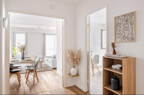 - un salon avec une porte s'ouvrant sur une salle à manger dans l'établissement Bonaparte Spa & Terrace, Évry-Courcouronnes