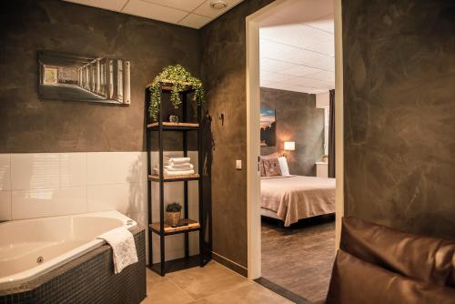 Postel nebo postele na pokoji v ubytování Hotel de Kastanjefabriek