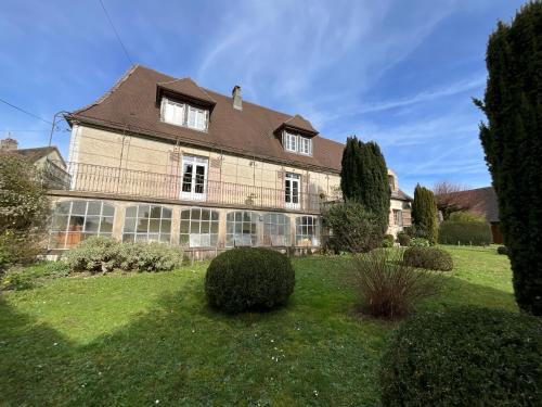 a large house with a lawn in front of it at Maison de la Source in Génis