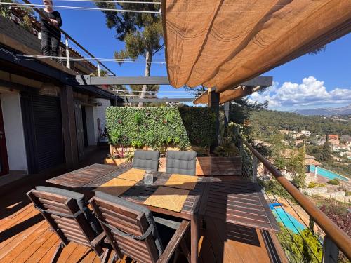 un patio avec une table et des chaises sur une terrasse dans l'établissement Villa Kerjanus, à La Seyne-sur-Mer
