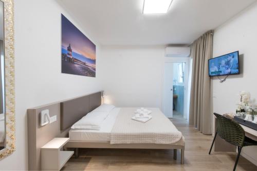 a bedroom with a bed and a desk at Guesthouse Stadio in Lignano Sabbiadoro