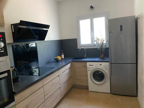 une cuisine avec un réfrigérateur et une machine à laver dans l'établissement Appartement with terrace, à La Ciotat