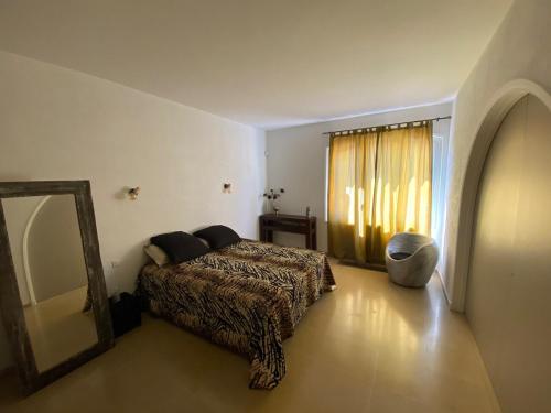 - une chambre avec un lit et un miroir dans l'établissement Appartement with terrace, à La Ciotat